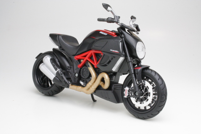 Ducati Diavel Carbon, musta/punainen