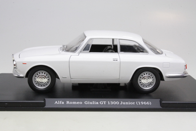 Alfa Romeo Giulia GT1300 Junior 1966, valkoinen
