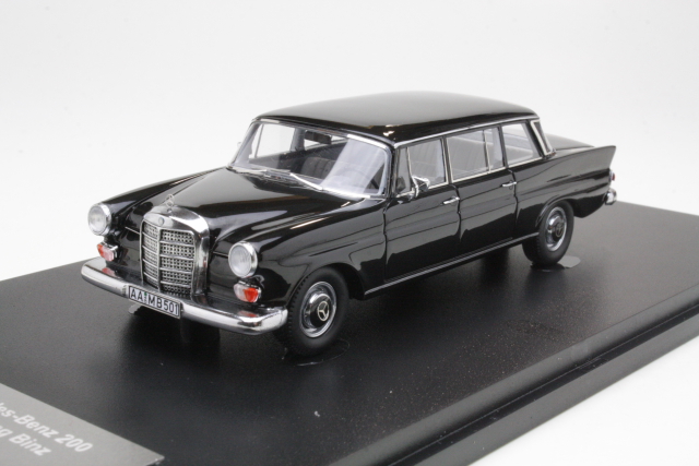 Mercedes (w110) Binz Lang 1965, musta