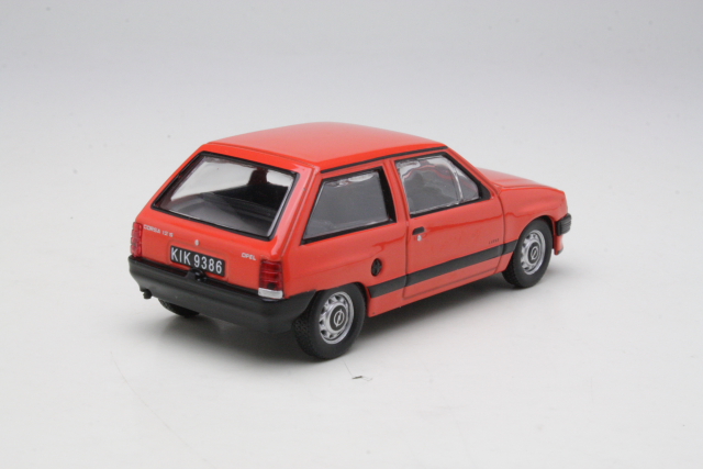 Opel Corsa 1.2S 1982, punainen
