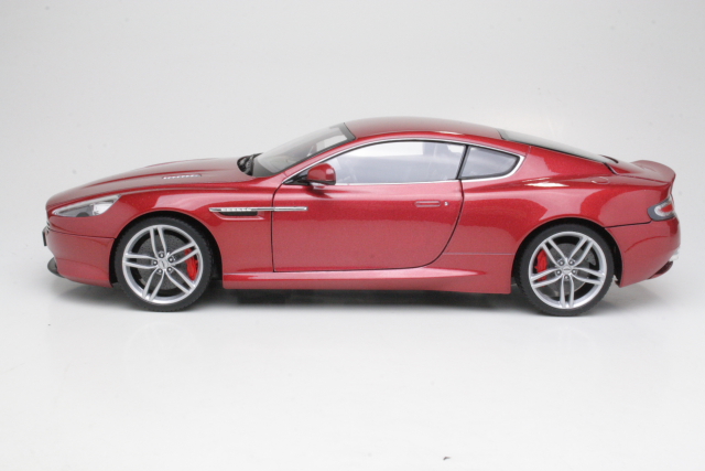Aston Martin DB9 Coupe 2004, punainen