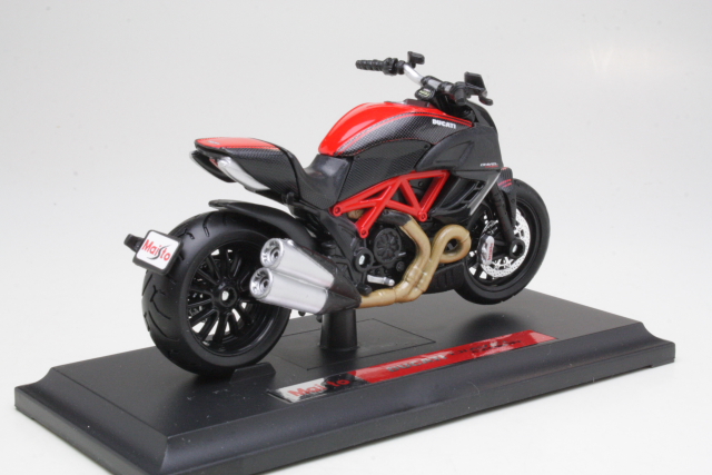 Ducati Diavel Carbon 2011, musta/punainen