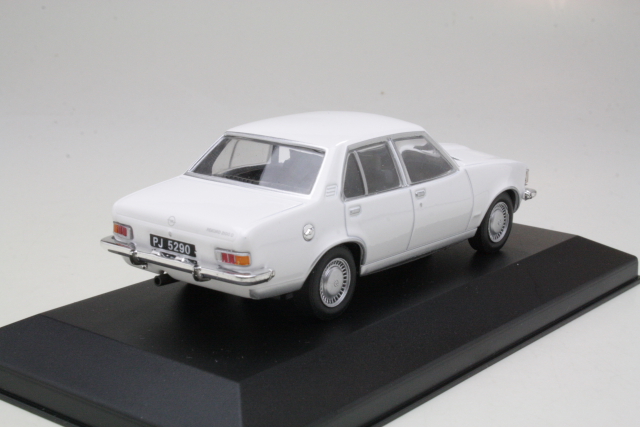 Opel Rekord D 2.1L 1972, valkoinen