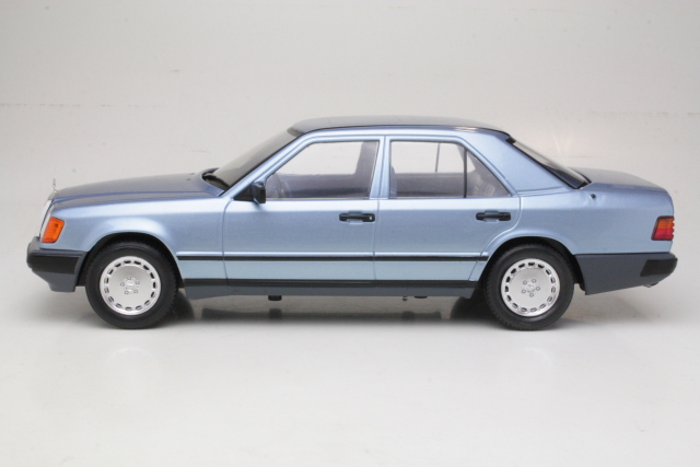 Mercedes 300E (w124) 1984, sininen