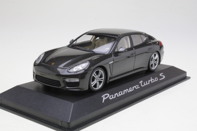 Porsche Panamera Turbo S 2013, musta