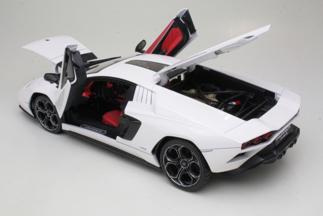 Lamborghini Countach LP800-4 2021, valkoinen