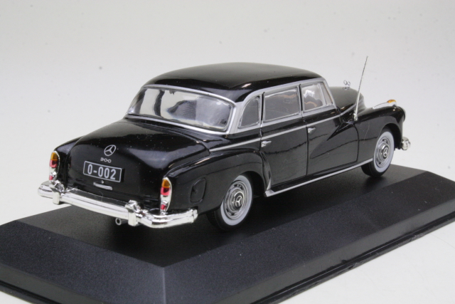 Mercedes 300d 1957, musta