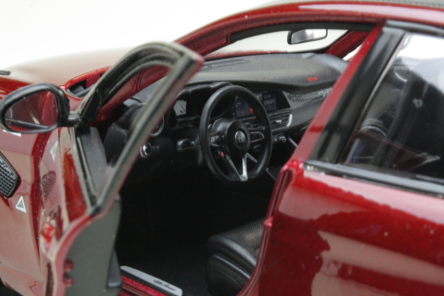 Alfa Romeo Giulia GTA 2020, tummanpunainen