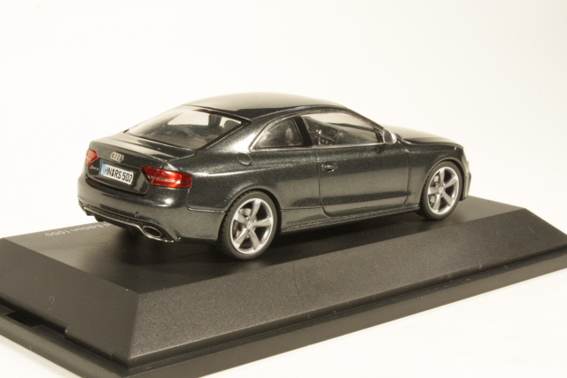 Audi RS5 2010, harmaa