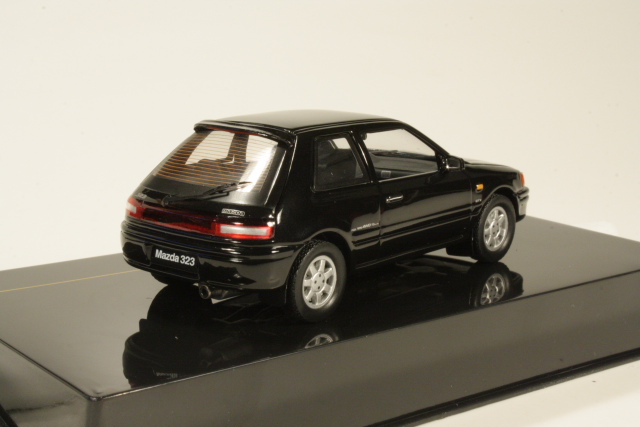 Mazda 323 GTX 1989, musta