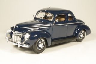 Ford Tudor Deluxe 1939, tummansininen