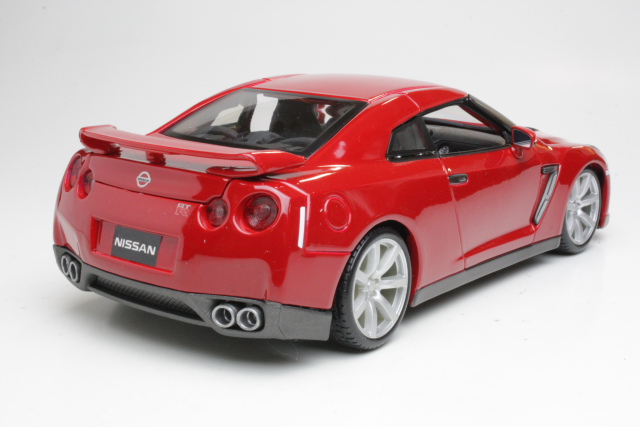 Nissan GT-R 2007, punainen