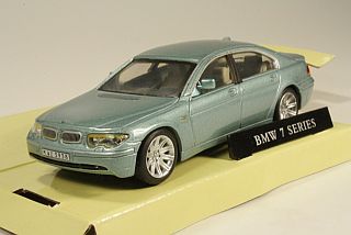 BMW 745i, vaaleansininen