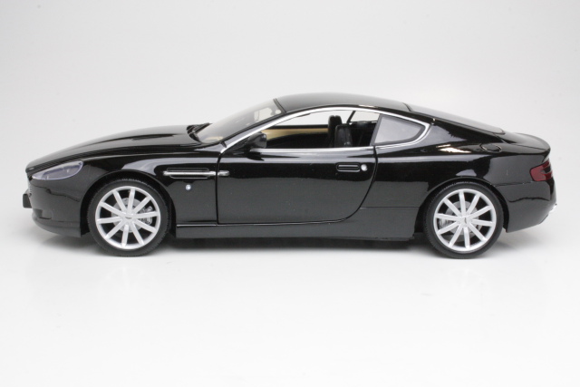 Aston Martin DB9 2006, musta