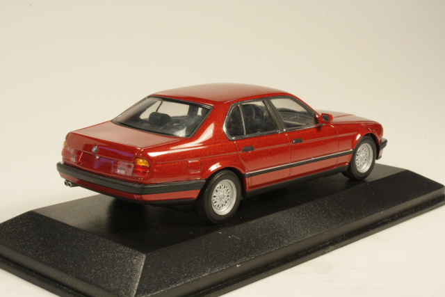 BMW 7-series (e32) 1986, tummanpunainen