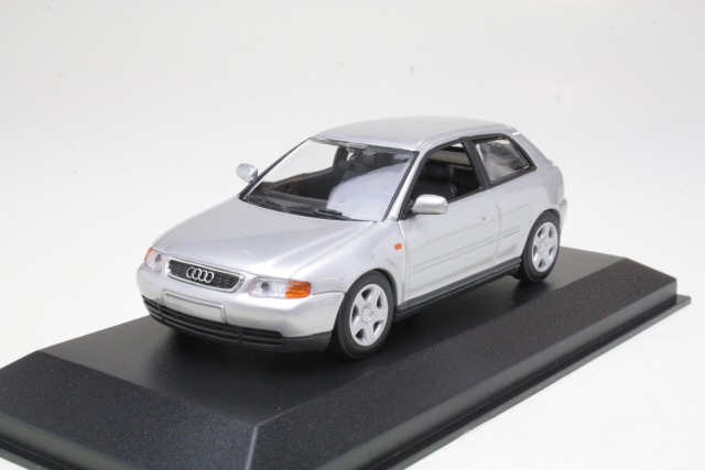 Audi A3 1.8 3türig (Typ 8L) silber-met. Minichamps in der