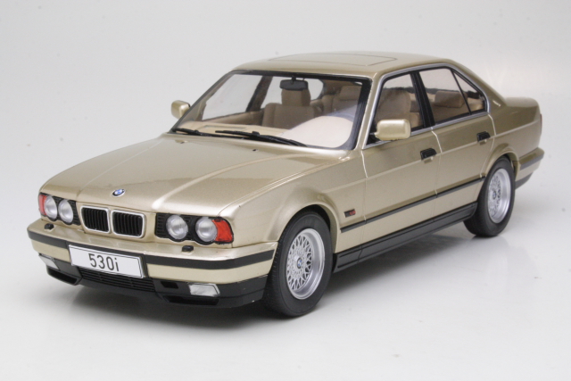 Miniature BMW 530i E34 1992 MCG 1/18 – Couleur Hellgold Metallic Beige
