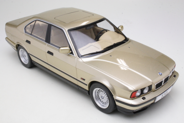 BMW 530i (E34) 1992 Hellgold Metallic – MCG 1/18 – Modèle De Collection BEIGE