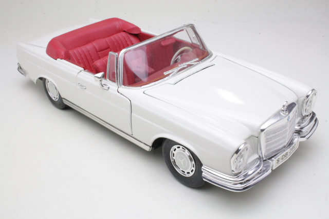Maisto 31811 - Mercedes 280SE 66 Cabrio 1:18 (verschillende kleuren) kleur/model gesorteerd