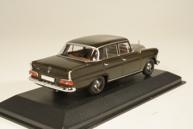El Kekomóvil: Mercedes 190 'Heckflosse' W110 de Minichamps