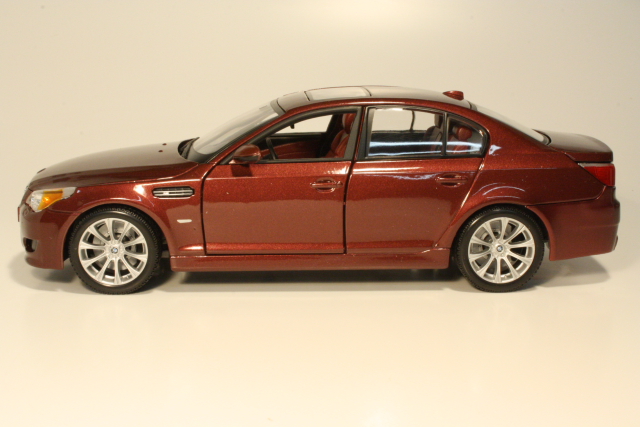 BMW M5 (e60) 2005, dark red [MST31144] - 29,95€ : Automodels, Scale models