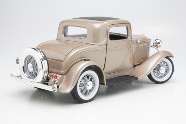 Ford 3-Window Coupe 1932, beige - Sulje napsauttamalla kuva