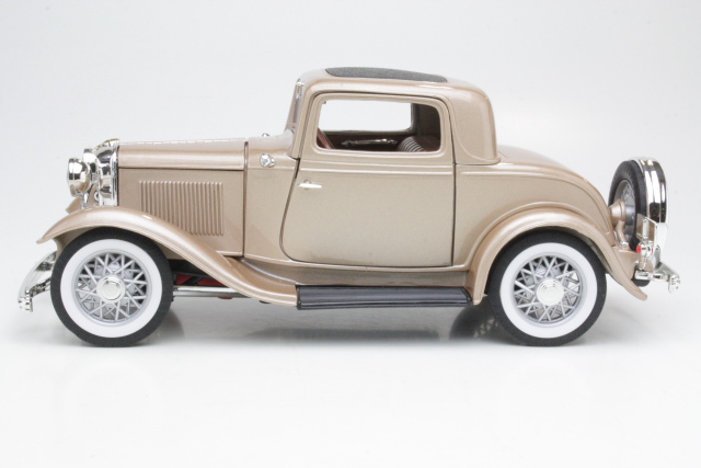 Ford 3-Window Coupe 1932, beige - Sulje napsauttamalla kuva