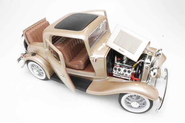 Ford 3-Window Coupe 1932, beige