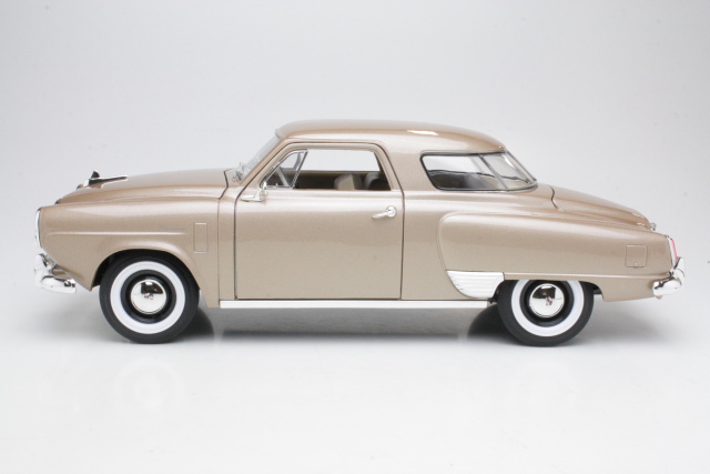 Studebaker Champion 1950, beige - Sulje napsauttamalla kuva