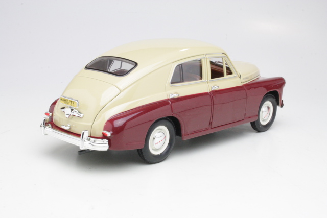 GAZ M20 Pobeda, red/beige