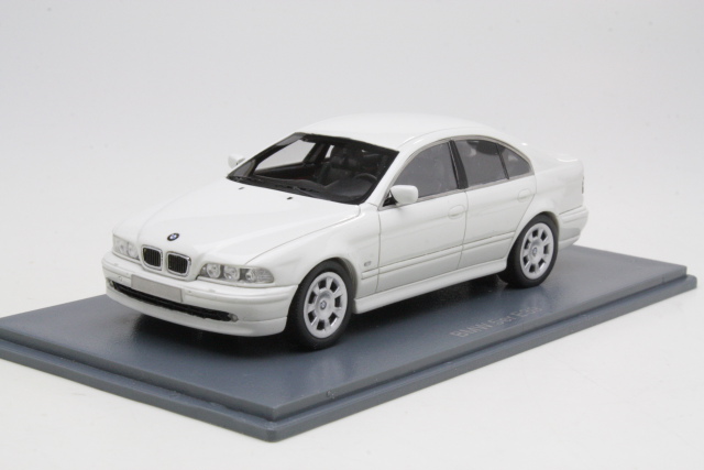 BMW 520 (e39) 2002, white