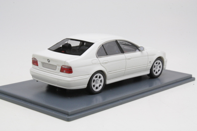 BMW 520 (e39) 2002, valkoinen