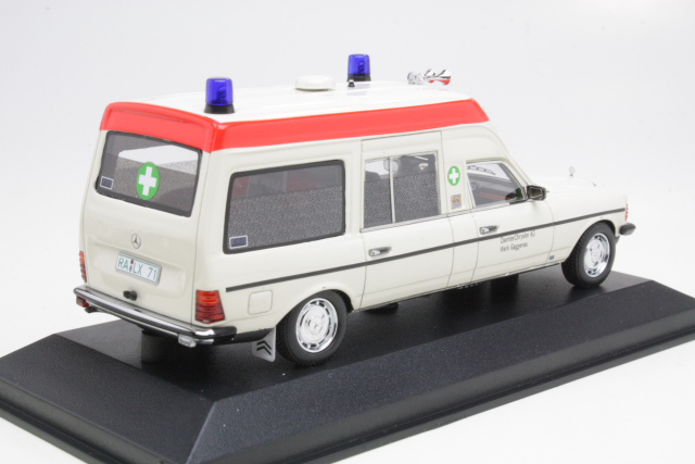 Mercedes 230E (F123) 1983 "Binz" Ambulanssi