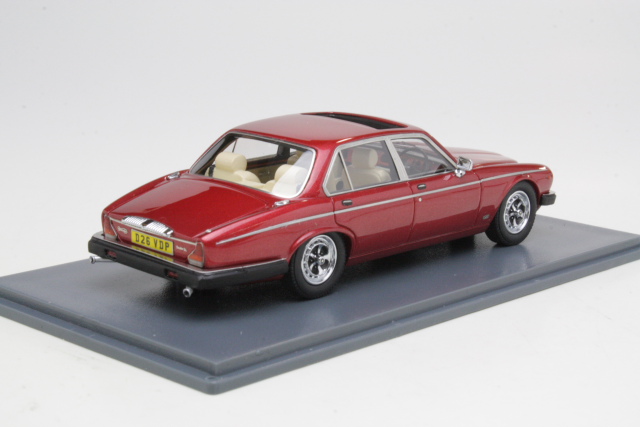 Daimler Double Six Vanden Plas 1986, dark red