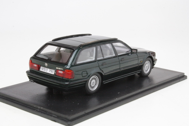 BMW 530i Touring (e34), tummanvihreä