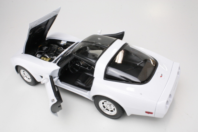 Chevrolet Corvette C3 Coupe 1982, valkoinen