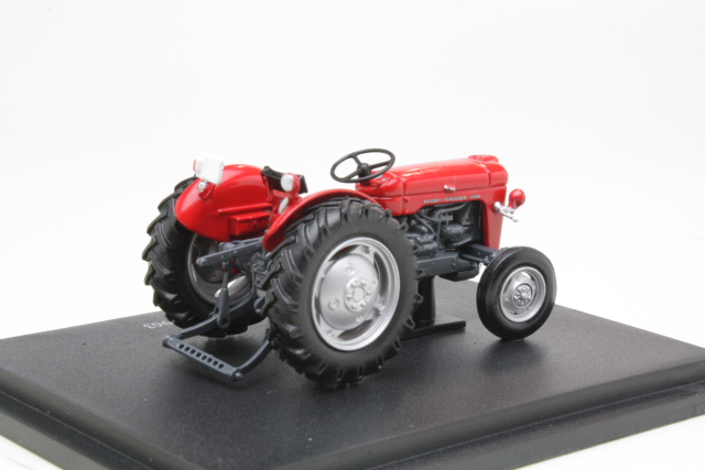 Massey Ferguson 825, punainen - Sulje napsauttamalla kuva