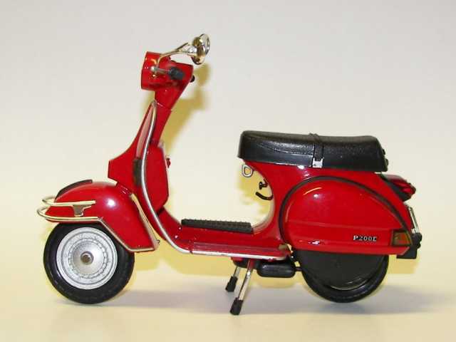 Vespa P200E 1978, punainen
