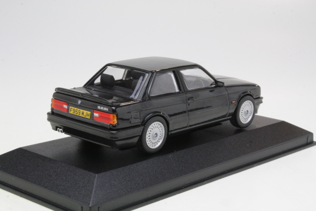 BMW 325i (e30) Sport M-Tech 2, musta