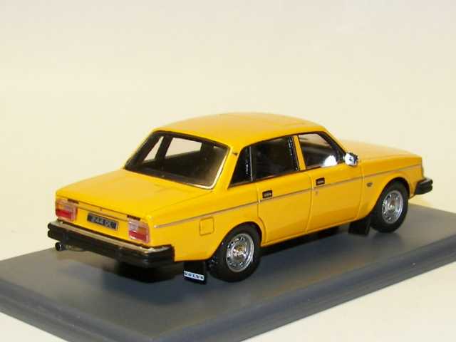 Volvo 244DL 1976, oranssi