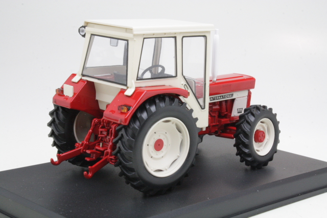 International 844, red