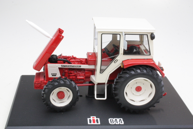 International 844, red
