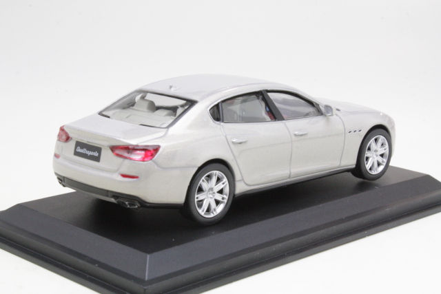 Maserati Quattroporte GTS 2013, vaaleanharmaa