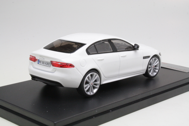 Jaguar Xe R-Sport 2015, valkoinen