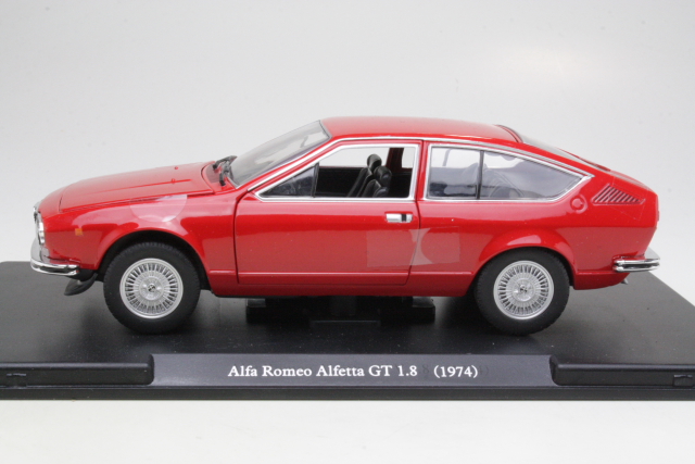 Alfa Romeo Alfetta GT 1.8 1974, punainen - Sulje napsauttamalla kuva