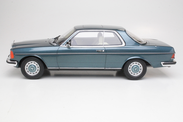 Mercedes 280CE (C123), green - Click Image to Close