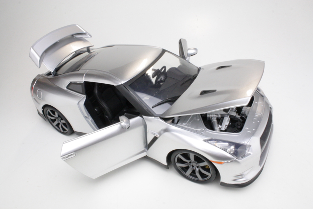 Nissan GT-R (R35) 2009, hopea "Furious 7" - Sulje napsauttamalla kuva