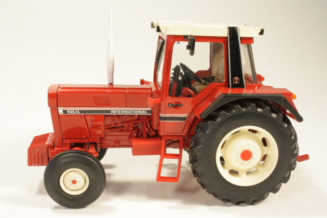 International 956XL 2wd 1982, punainen