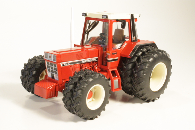 International 956XL 1982 + paripyörät, punainen