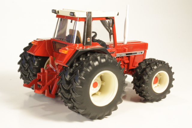 International 956XL 1982 + paripyörät, punainen